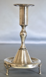 Candelero de plata, pequeño, apoya en tres patas. Restauro. Alto: 17 cm. Peso: 290 gr.