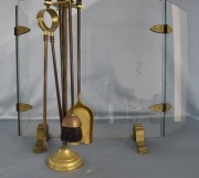 Chispero de vitrea y 4 atizadores de chimenea de bronce dorado.