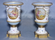 Par de vasos de porcelana francesa de Paris. Reservas con escenas galantes pintadas. Alto: 21 cm.