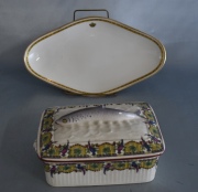 Caja de porcelana con pez y Rabanera Richard Ginori. Largo: 15 y 22,7 cm. 2 piezas.