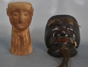 Antigua figura de madera tallada y máscara japonesa de laca, saltaduras. 2 piezas.