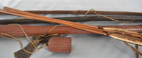 Dos arcos africanos de madera. Se agrega carcaj con flechas de caña de manufactura posterior. Alto arcos: 150 cm.
