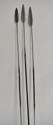 Tres lanzas Africanas Masai con puntas de hierro en forma de hojas. Alto máx.: 220 cm.