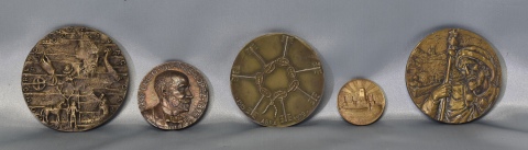 Cinco medallas de bronce. Distintas. Diámetros: 9, 8, 8, 6 y 4 cm.