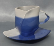 Taza de té con plato, Diseño J. van Loon, de porcelana Rosenthal. Alto: 10 cm.