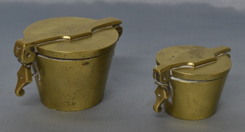Dos cajas de bronce con Pesas (6 y 6). Incompleto.