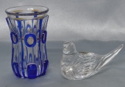 Vaso de Bohemia azul, peq. casc., y ave oriental. 2 Piezas de cristal. Alto vaso: 11, 5 cm. Largo ave: 13 cm.