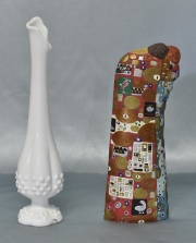 Pareja de composición Klimt y Vaso opalina blanca. 2 piezas. Alto: 23 y 27 cm.