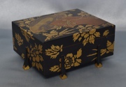 Caja de laca japonesa. Mide: 15 x 12 cm.