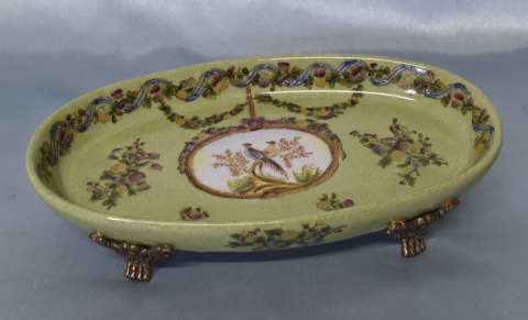 Despojador oval de porcelama oriental, decoración de aves, apoya en 4 patitas. Frente: 22, 5 cm. Alto: 4, 2 cm.