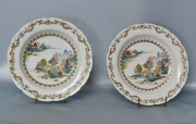 Par de platos de porcelana china con esmaltes y decoración de paisajes. Diámetro: 23,3 cm.