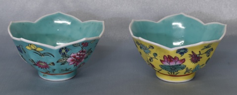 Dos bowls chinos con esmalte amarillo y turquesa con decoración de flores. 5,5 cm de alto.
