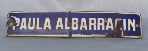 Placa de esmalte (Paula Albarracin). Cachaduras. Frente: 25 cm.