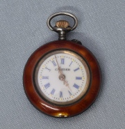 Reloj de bolsilllo de dama, de esmalte, saltaduras. Diámetro: 2, 7 cm.