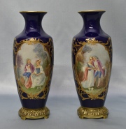 Par de vasos, porcelana azul cobalto con decoración de escena galante. Alto: 26 cm.