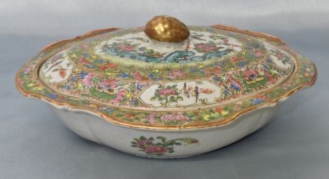 Legumbrera con tapa de porcelana de cantón, China. Oval. Largo: 27 cm.