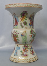 Vaso de porcelana china con esmaltes polícromos. Mínimas cachaduras. Alto: 34 cm.