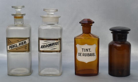 Cuatro frascos de Farmacia de vidrio, diferentes. Cascaduras.