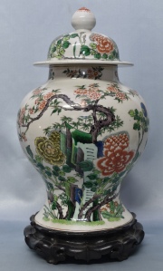 Potiche de porcelana china con base de madera. Alto: 42 cm.