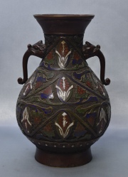 Vaso chino de bronce cloisonné. Alto: 29.5 cm.
