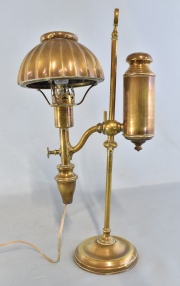 Lámpara de mesa en bronce con pantalla, electrificada, con faltante.