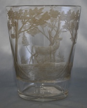 Enfriador de botella de cristal con árboles y ciervos. Cachadura. Alto: 21 cm. Diámetro 17 cm.