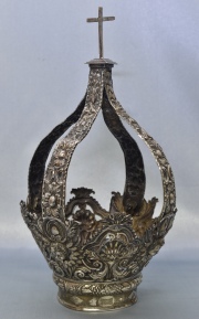 Corona de plata grande. Hispanoamericana del siglo XVIII. Restauros. Alto 30 cm. Peso: 594 gr.
