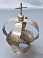 Corona de plata con esfera con cruz. Alto: 22 cm. Peso: 325 gr.
