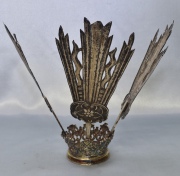 Corona y tres resplandores de plata colonial. 4 piezas.