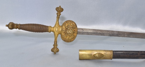 Espada de ceñir, empuñadura de bronce dorado con ornato de escudo real. Hoja de tres planos. España, Faltante.
