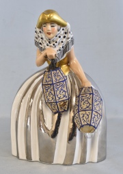 LA FAROLERA, lámpara de mesa de porcelana francesa Art Deco. Pantallas con desperfectos. Alto: 26 cm.