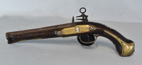 Antigua Pistola de pedernal española inoperable. Restauros, desperfectos. Largo: 40,5 cm.