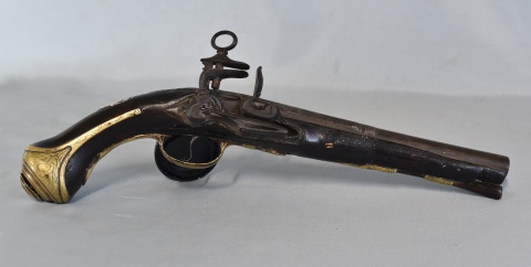 Antigua Pistola de pedernal española inoperable. Restauros, desperfectos. Largo: 40,5 cm.