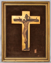 Crucifijo pintado; emarcado, desperfectos en el marco. Alto crucifijo: 35,2 cm. Marco mide: 54 x 43 cm.