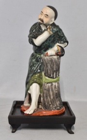 Leñador, Figura china de porcelana policromada, avería en mano. Alto: 26 cm.