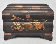Caja japonesa de madera laqueada y dorada. Mide: 24 x 33 x 22 cm.