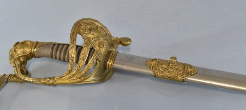 Sable, guardamano de bronce con alegoría de la guerra dorado. Hoja del año 1893, manufactura de Toledo. 98 cm.