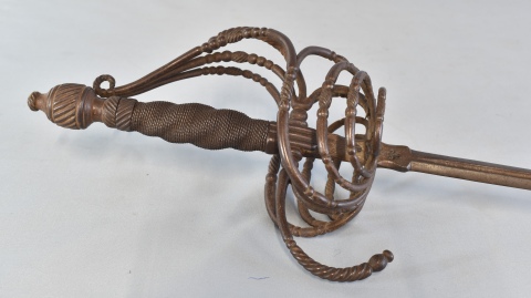 Espada de lazo antigua de 8 giros con empuñadura torzada. Marcas de origen ilegibles. Largo: 124 cm.