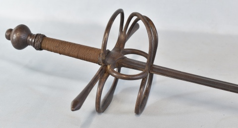 Antigua Espada de lazo con monograma, empuñadura con hilos de cobre. Mide: 113 cm.