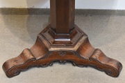 Mesa de centro Victoriana. Molduras faltantes, desperfectos. Alto: 74,5 cm. Diámetro: 88,5 cm.