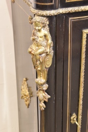 Gabinete Napoleón III, tapa de mármol, rotura en esquina. Aplic. de bronce dorado. Algunos tiros polilla atrás. Alto 108