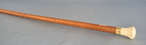 Bastón de caña con pomo de marfil iniciales MAC. Largo: 91 cm. -143
