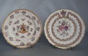 Dos platos de Porcelana de Paris, con escudos heráldicos y flores. Diámetro: 24,3 y 25 cm. 128 y 129.