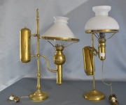 Dos Lámparas distintas de mesa de bronce con tulipas blancas. Deterioros. -295