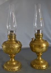 Par de lámparas de bronce a querosene. Una lisa y otra con decoración vegetal. Alto: 45 cm. - 124 y 158