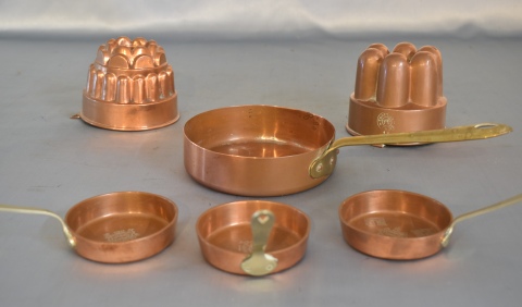 Seis piezas de cobre, 4 sartenes y 2 moldes.