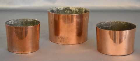Tres cacerolitas de cobre. Alto máx.: 10 cm. -94