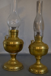 DOS LAMPARAS MILLER A QUEROSENE, de bronce dorado. Con fanales. Alto total: 48 y 58 cm.