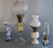 Cuatro Piezas: 3 lámparas a querosene y vaso de vidrio. Alto: 50, 28, 23 y 20 cm. -144 y 297