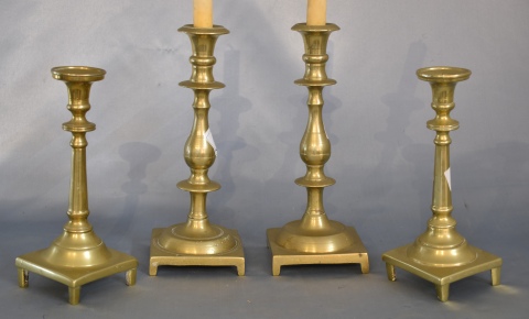 Dos pares de candeleros de bronce dorado. Alto: 25 y 22 cm. -115-118-